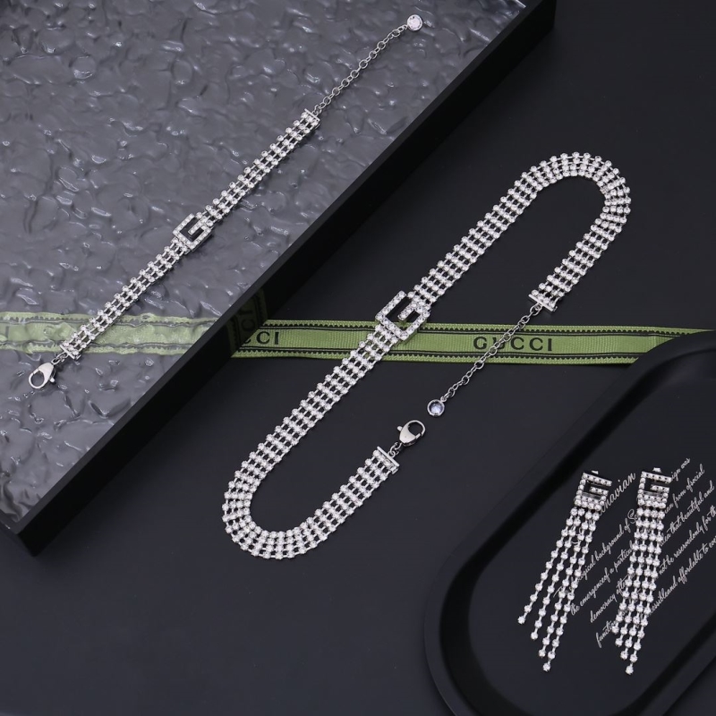 G*u*i necklaces